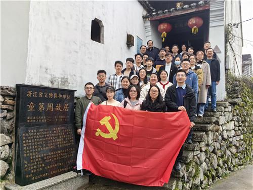 明明相互喜欢，可是为了不耽误那个人的学业，不想成为他的绊脚石，所以选择离开，这样好吗游戏画面